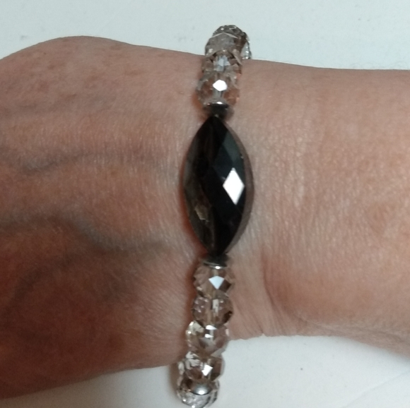 Clear Bead Bracelet with Stone - Picture 2 of 3
